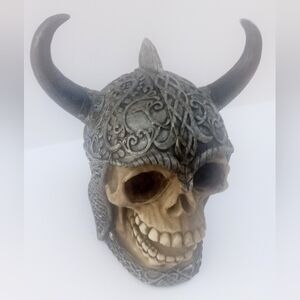 😲 Medieval Skull Sculpture